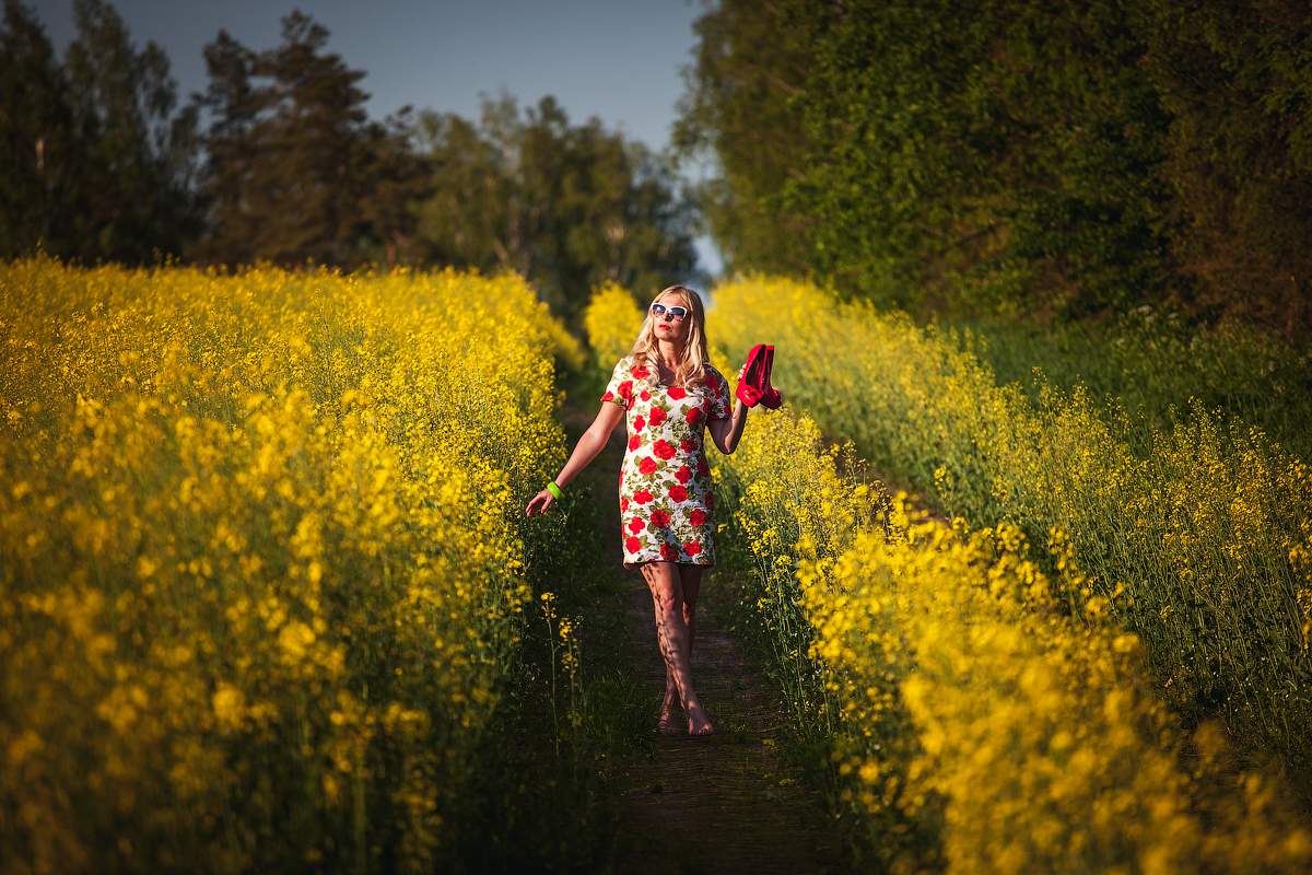 Девушка с большой грудью на поляне с одуванчиками - эротика на природе