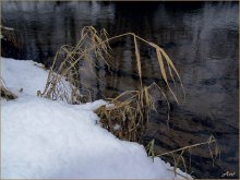 Der weiße Schnee über dunkle Wasser / ***