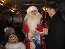 Santa Claus in öffentlichen Verkehrsmitteln / ***