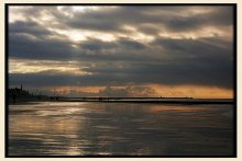 An der Grenze der Niederlande Nordsee (der allgemeine Plan, mit einem dramatischen Sonnenuntergang) / ***