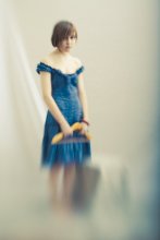 Lucille in einem blauen Kleid / ......