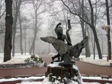 Nebel. Skulptur &quot;Der Junge spielt mit einem Schwan.&quot; / ***