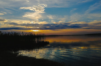 Sonnenuntergang auf dem See. / ...