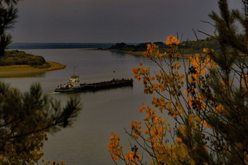 Überwiegend bewölkt. / ***