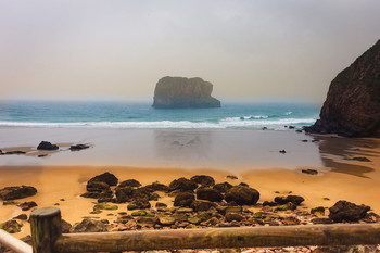 Playa de la Ballota, Asturias. / Playa de la Ballota lloviendo.