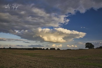 Herbst, Wolken und Himmel / Eine Wolke unter herbstlichem Feld