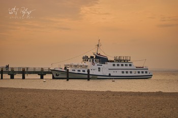 Abend in Orange / Ein Schiff am Abend