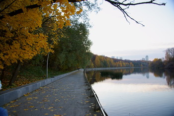 Autumn Quay / ***