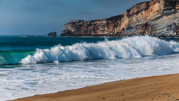 Panorámica del castillo y playa de Nazaré-Portugal / Mar y castillo en Nazaré-Portugal