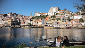 Panorámica de la ciudad de Oporto-Portugal / Panorámica de la ciudad de Oporto al otro lado de la ciudad monumental, que separa el río Duero