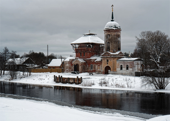 Kirche St. Nikolaus / ***