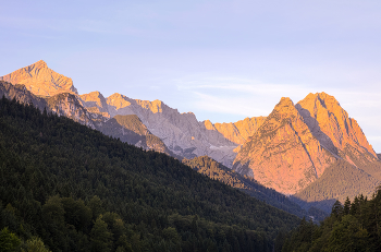 Mount Waxenstein sunset Garmisch-Partenkirchen / Zugspitzcounty with view on small and great Waxenstein as well as Alpspitz, Garmisch-Partenkirchen, Bavaria, Germany