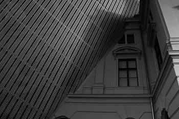 Armeemuseum Dresden / aufgenommen bei einem Besuch, ein historisches Bauwerk mit einer modernen Fassade