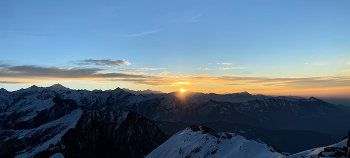 Kedarkantha Peak / Mesmerising sunrise from Kedarkantha Peak.
Mountain Range- Himalayan Range
Altitude- 12500ft
Temperature- -15°C