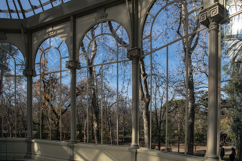 Espacios a través de los cristales cristlea / Interior del Palacio de Cristal - Parque del Retiro - Madrid