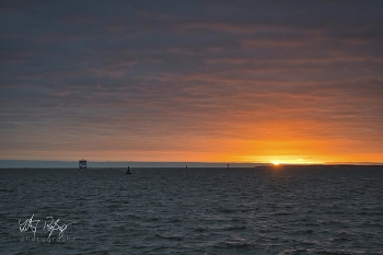 Träume weiter... / Sonnenuntergang mit Schiff an der Nordsee