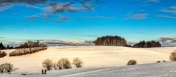 blauweiss / winterliche Landschaft