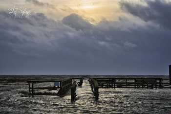 Ein Sturm kommt auf... / Eine Badestelle an der Nordsee bei aufkommendem Sturm.