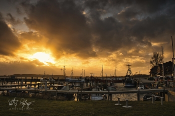 Der Sturm ist vorbei / Boote im Hafen nach einem Sturm