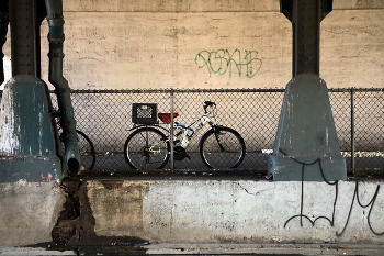 Unter der Brücke / ***