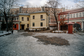 Moskau Courtyard / ***