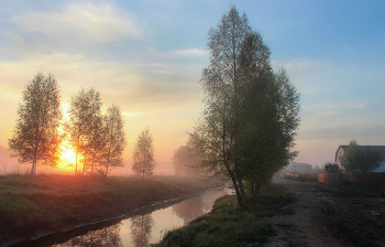 Sonnenaufgang im Dorf / -------------