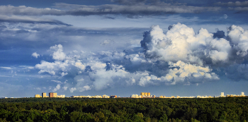 Wolken über der Stadt / ***