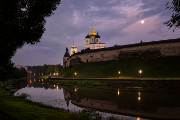 Evening in Pskov / ***