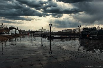 &nbsp; / Rainy embankment by the river