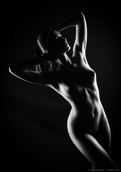 Pro&amp;contra / Nude model against black background