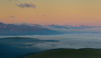 Morgendämmerung in den Bergen / ***