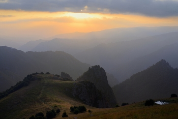 Morgendämmerung in den Bergen / ***