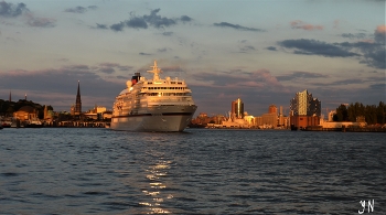 Sonnenuntergang auf der Elbe / https://www.youtube.com/watch?v=9bd8flIZTkY
https://www.youtube.com/watch?v=zK_OjHB7ios
https://www.youtube.com/watch?v=jDgbeFmcUiA