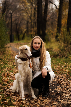 Mädchen mit Hund / ***