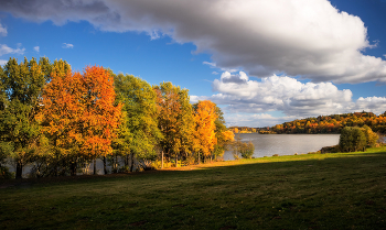 Autumn Lake / ***