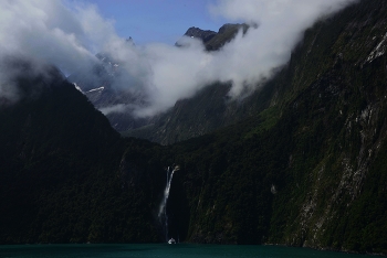 &nbsp; / Bridal veil falls, Milford sound, New Zealand