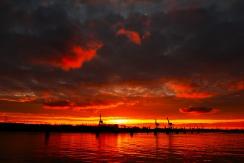 Sonnenuntergang auf der Elbe / ***