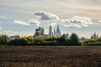 Unter dem blauen Himmel ist eine goldene Stadt ... / ***