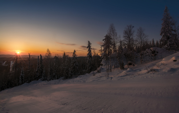 Morgendämmerung in den Bergen / ***