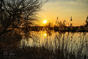 Zwei Sonnen / Sonnenuntergang an einem See