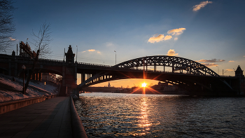 Sonnenuntergang über der Stadt ... / ***