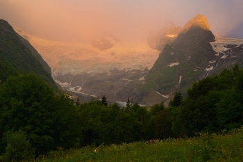 Morgendämmerung in den Bergen / ***