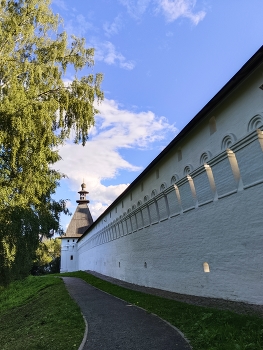 Die Mauern des Klosters / ***