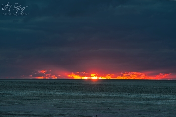 Hoffnung auf einen anderen Tag / Sonnenuntergang in der Nordsee
