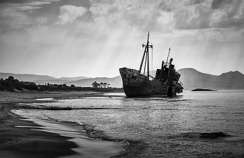 shipwreck black and white / ***