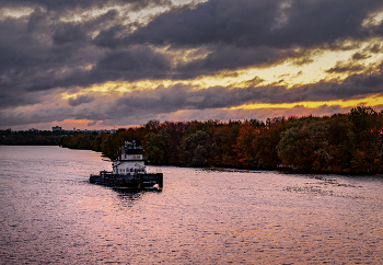 Sonnenaufgang auf dem Fluss / ***