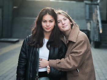 portrait sisters / street photo minsk