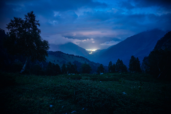 Nacht in den Bergen / ***