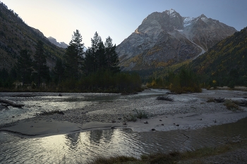 Morgendämmerung in den Bergen / ***