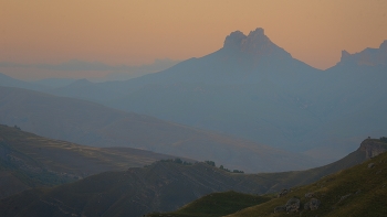 Morgendämmerung in den Bergen / ***